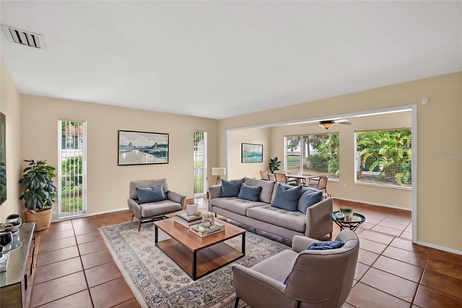 3501 N VILLAGE CT #220, SARASOTA, FL, 34231