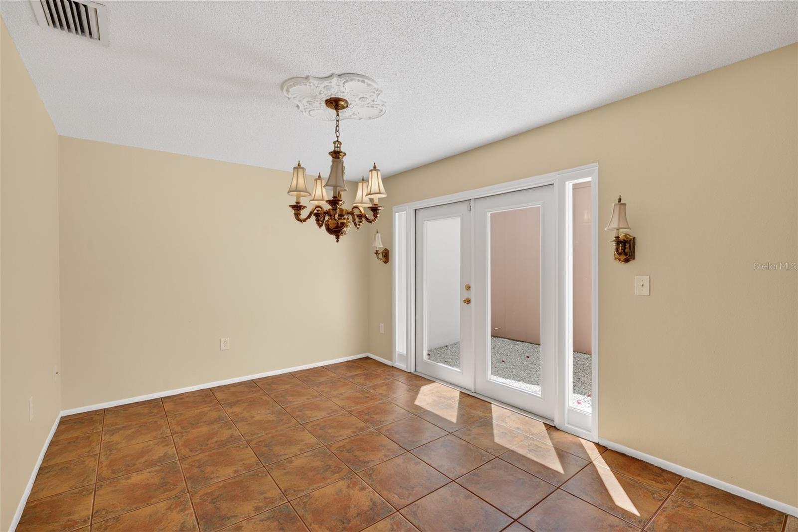 3501 N VILLAGE CT #220, SARASOTA, FL, 34231