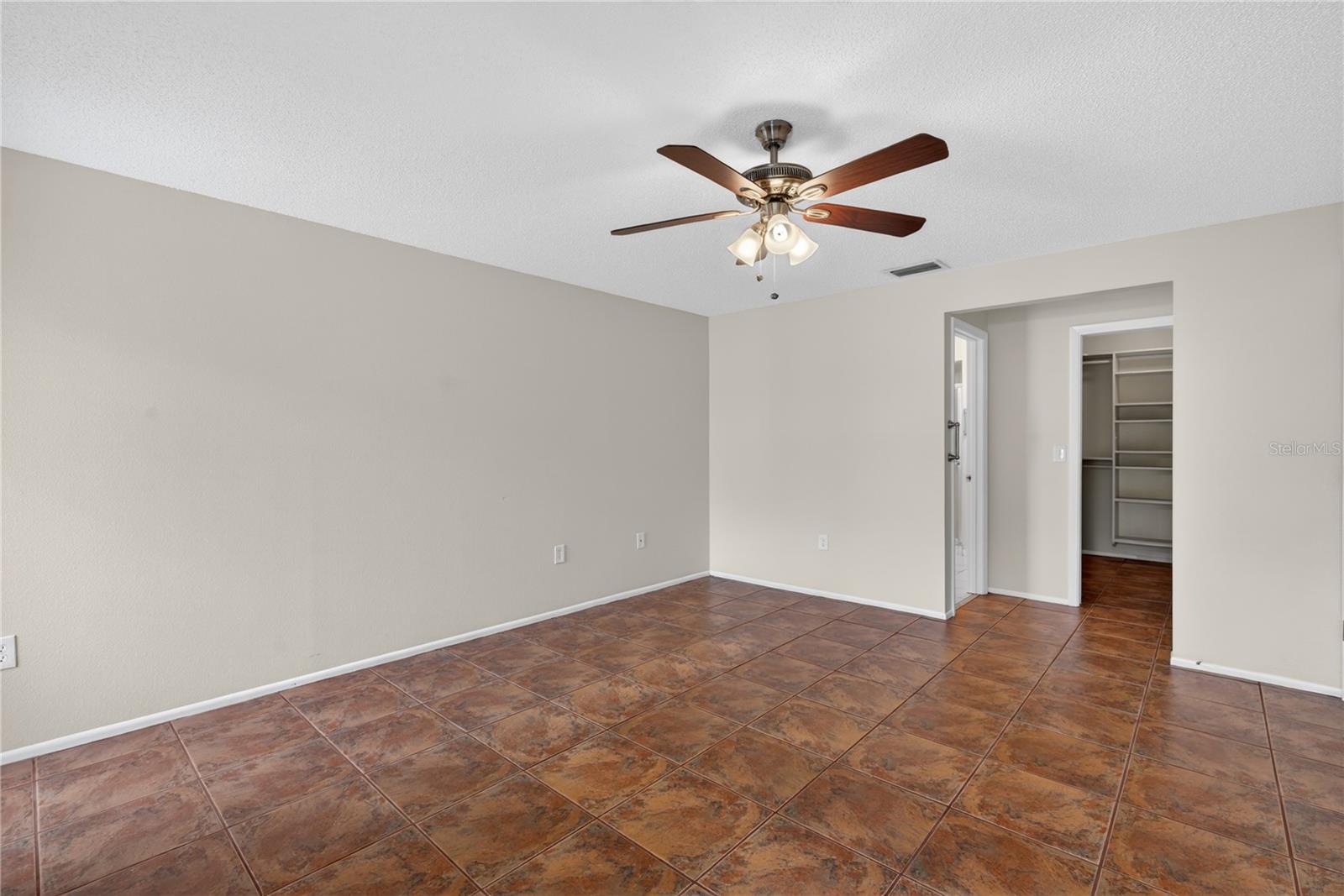 3501 N VILLAGE CT #220, SARASOTA, FL, 34231