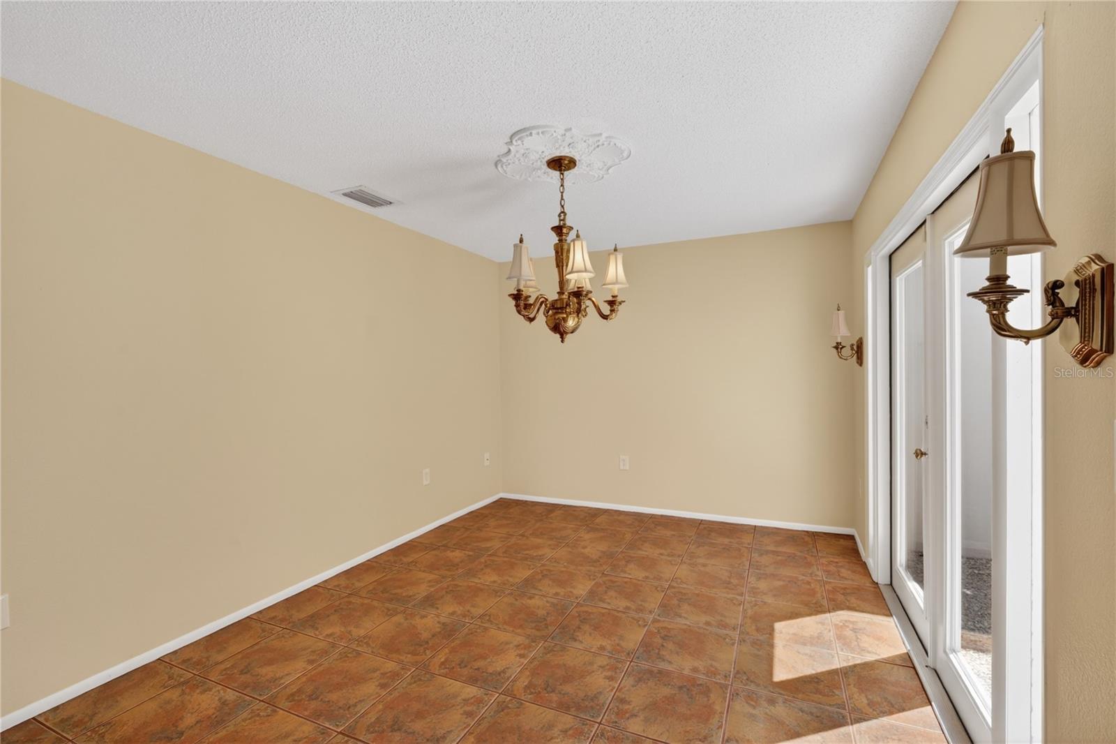 3501 N VILLAGE CT #220, SARASOTA, FL, 34231