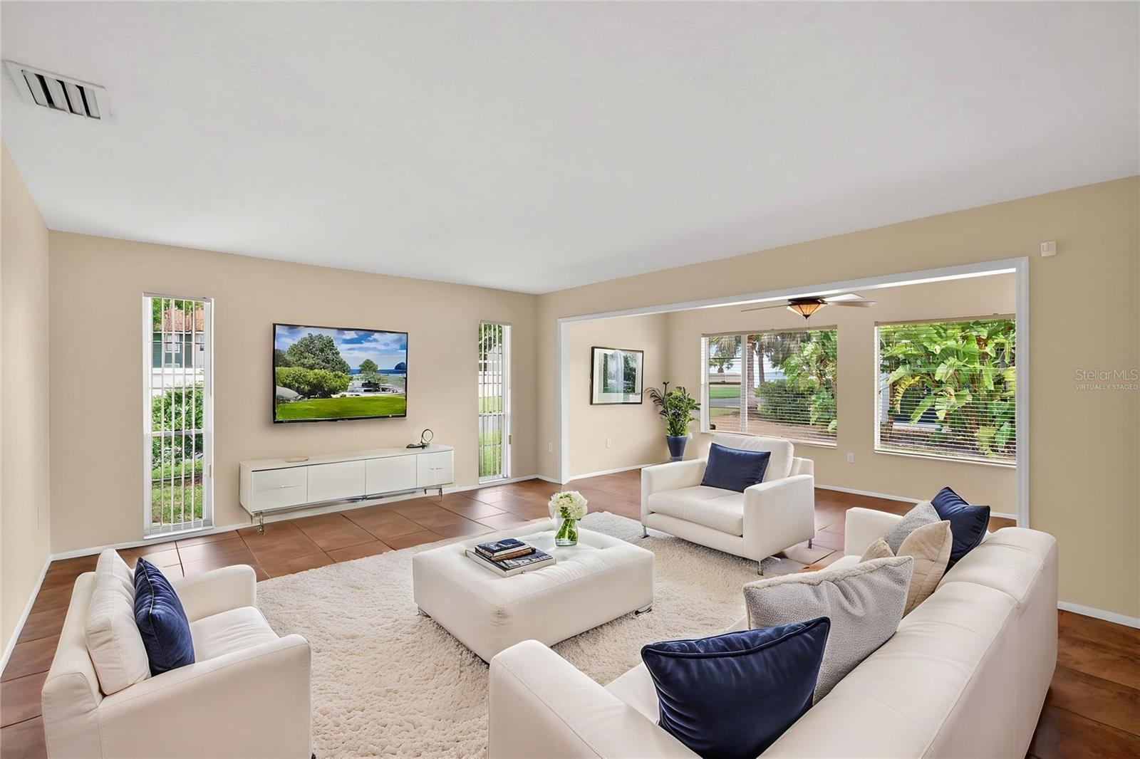 3501 N VILLAGE CT #220, SARASOTA, FL, 34231