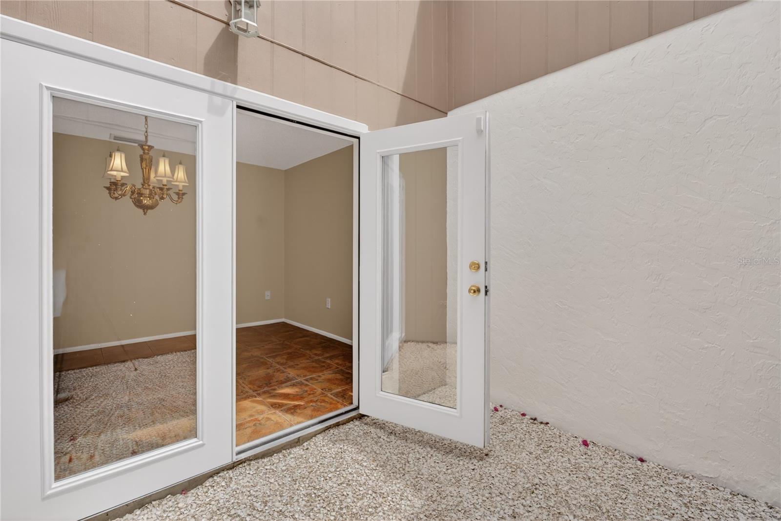 3501 N VILLAGE CT #220, SARASOTA, FL, 34231