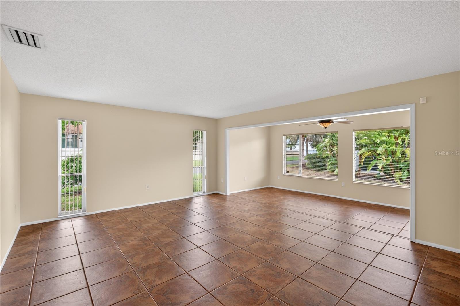 3501 N VILLAGE CT #220, SARASOTA, FL, 34231