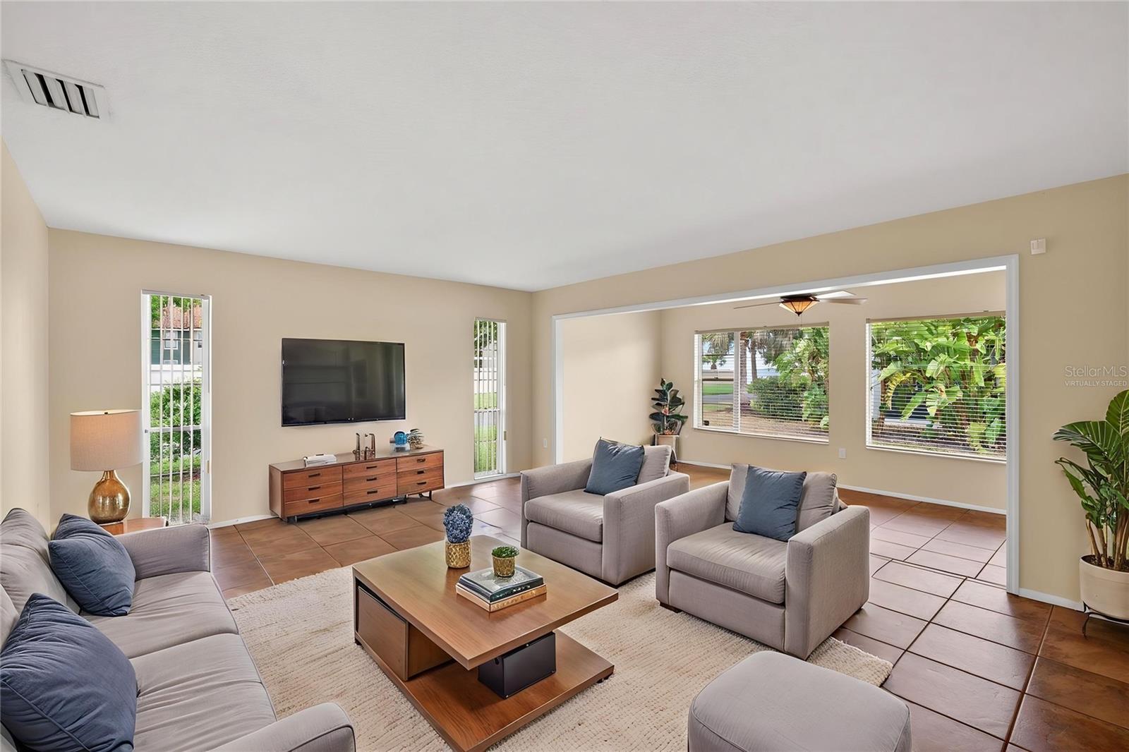 3501 N VILLAGE CT #220, SARASOTA, FL, 34231