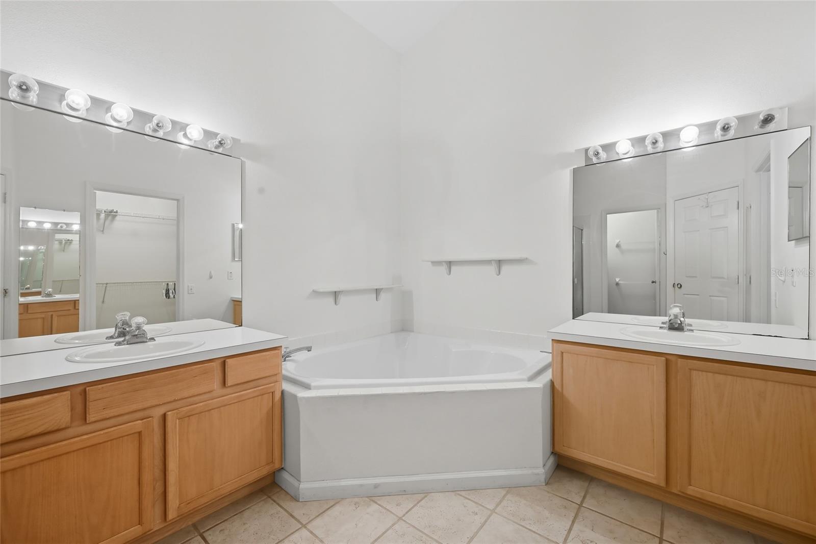 6029 LAKE POINTE DR #202, ORLANDO, FL, 32822