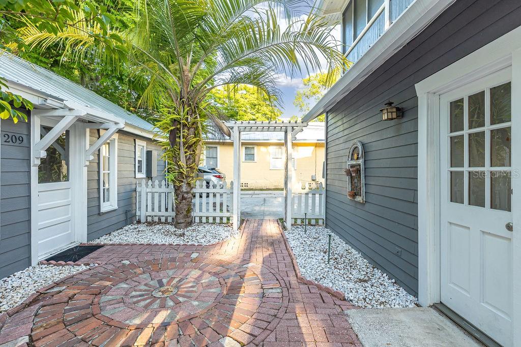 205 E VOORHIS AVE, DELAND, FL, 32724