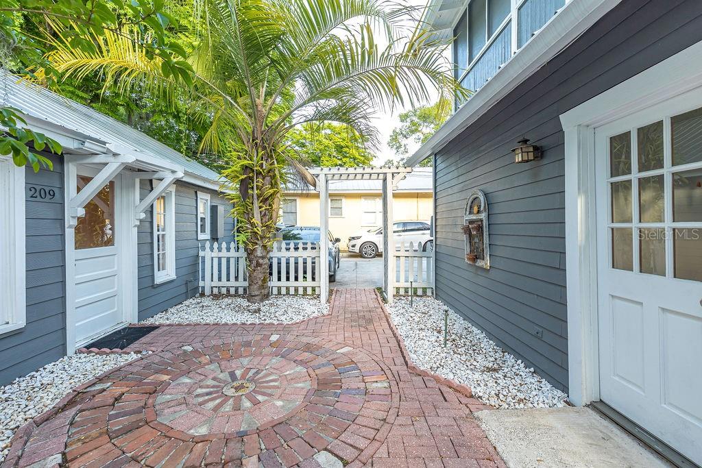 205 E VOORHIS AVE, DELAND, FL, 32724