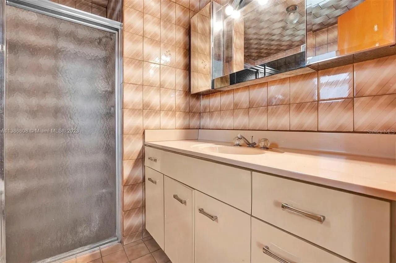 437 SWAN AVE, MIAMI, FL, 33166