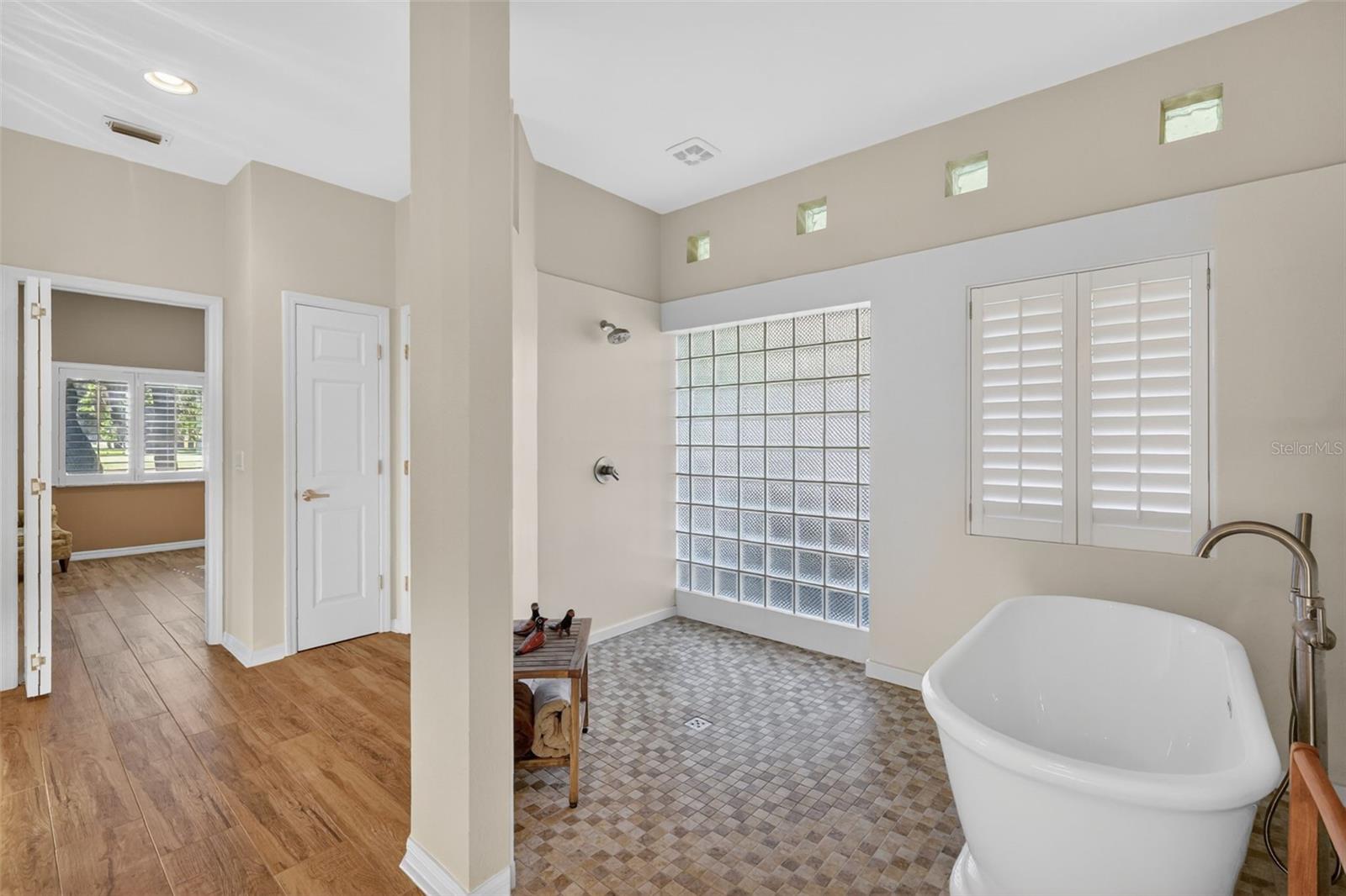 1880 EDGEWATER DR, MOUNT DORA, FL, 32757