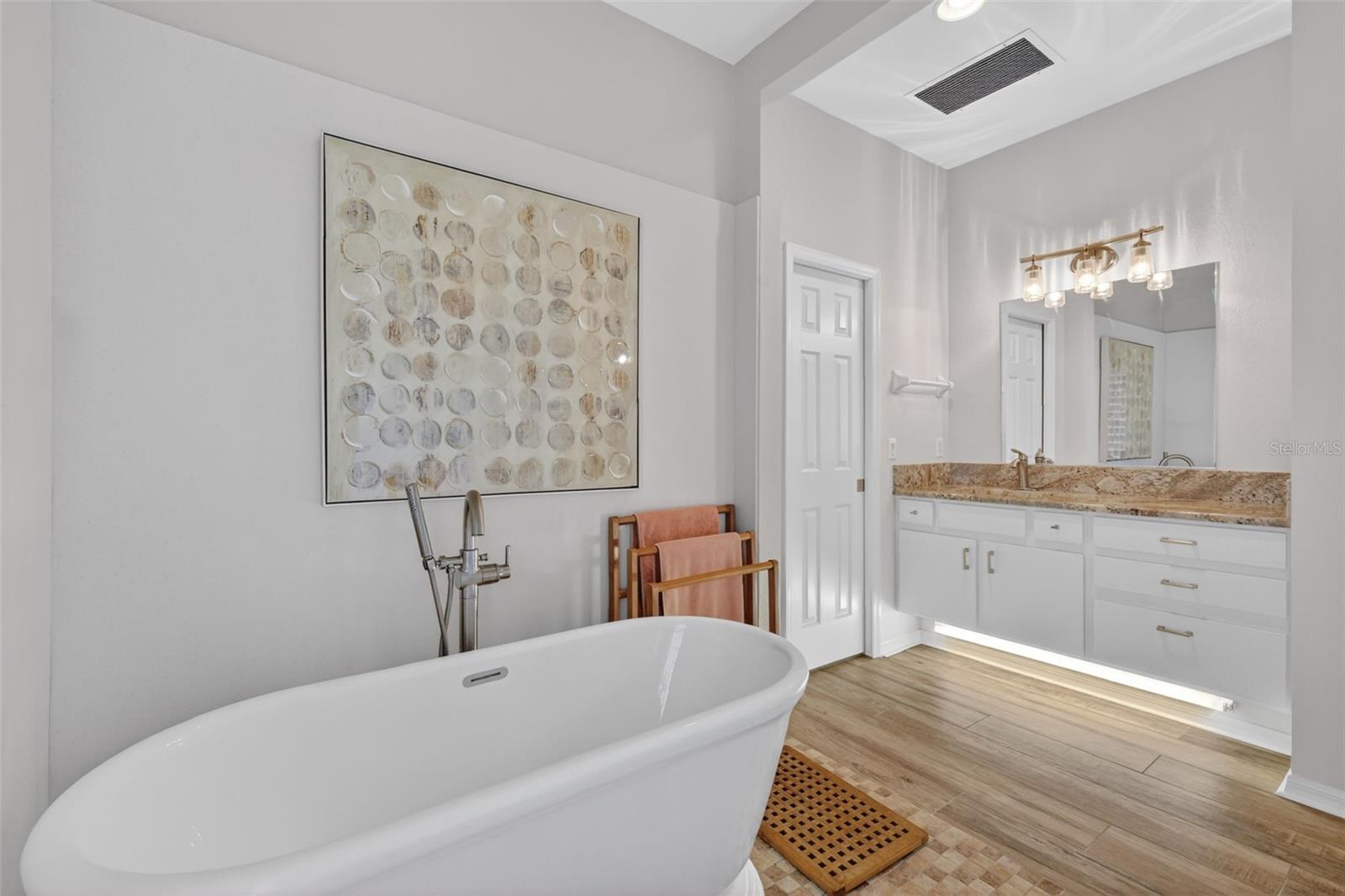 1880 EDGEWATER DR, MOUNT DORA, FL, 32757