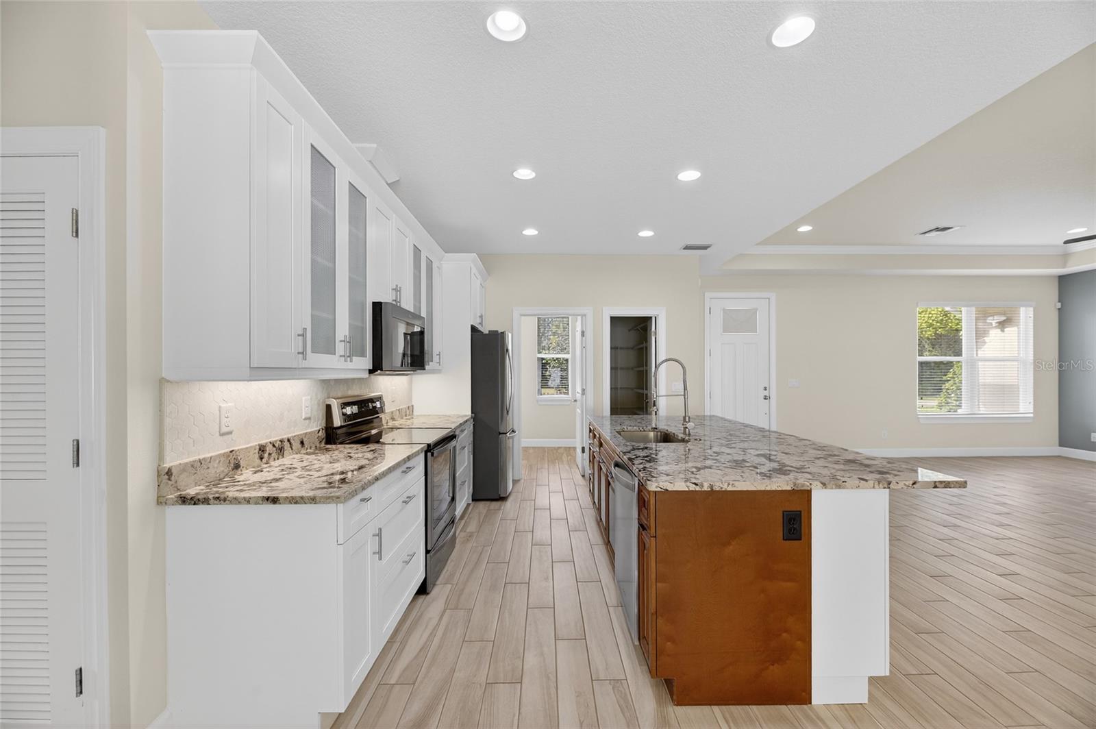1008 W RIVER DR, TEMPLE TERRACE, FL, 33617