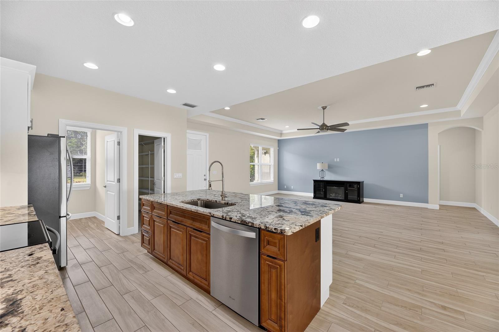 1008 W RIVER DR, TEMPLE TERRACE, FL, 33617