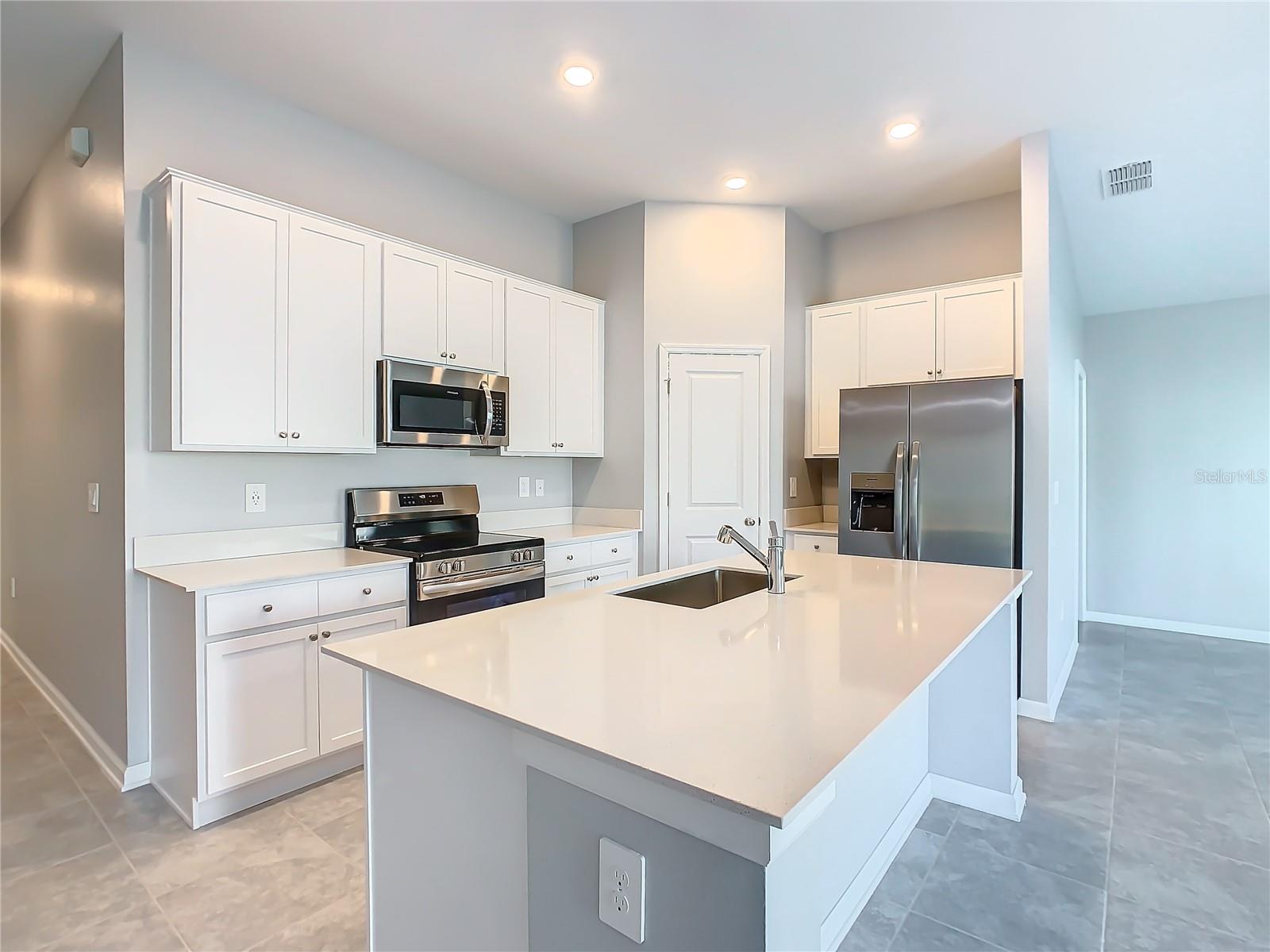 1033 HOLDEN WAY, EAGLE LAKE, FL, 33839