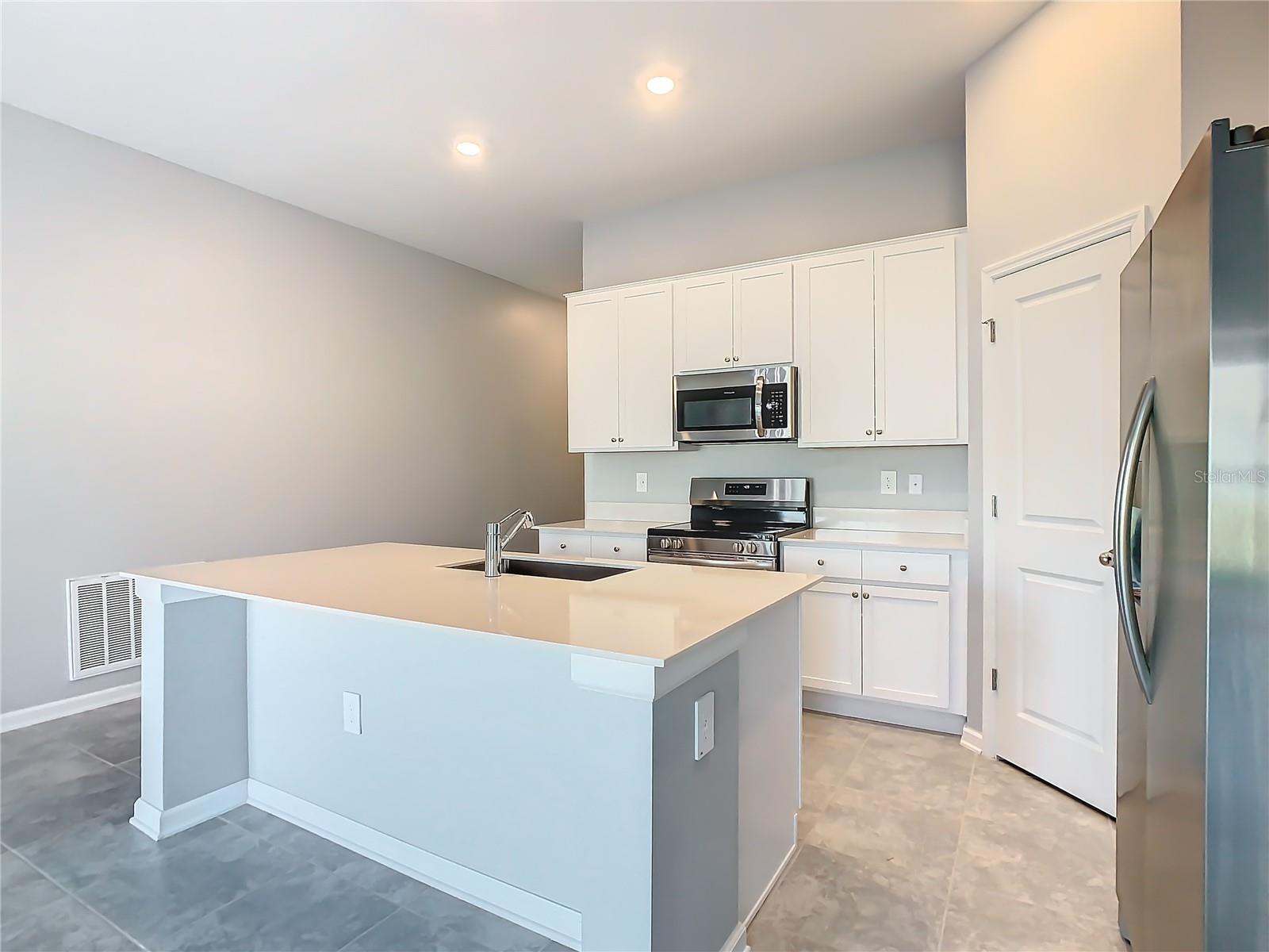 1033 HOLDEN WAY, EAGLE LAKE, FL, 33839