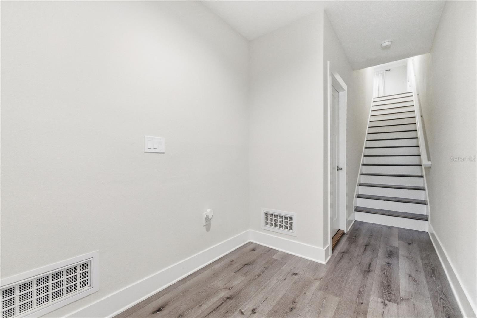 1225 SAVONA DR NE, ST PETERSBURG, FL, 33702