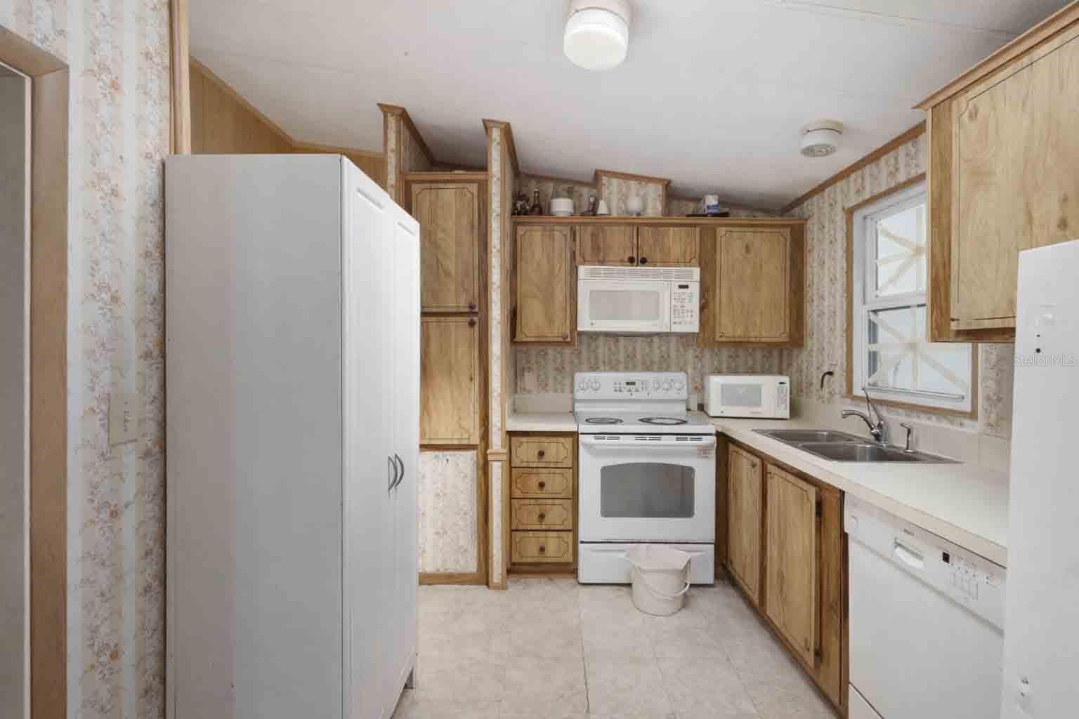 1763 W SCHWARTZ BLVD, LADY LAKE, FL, 32159