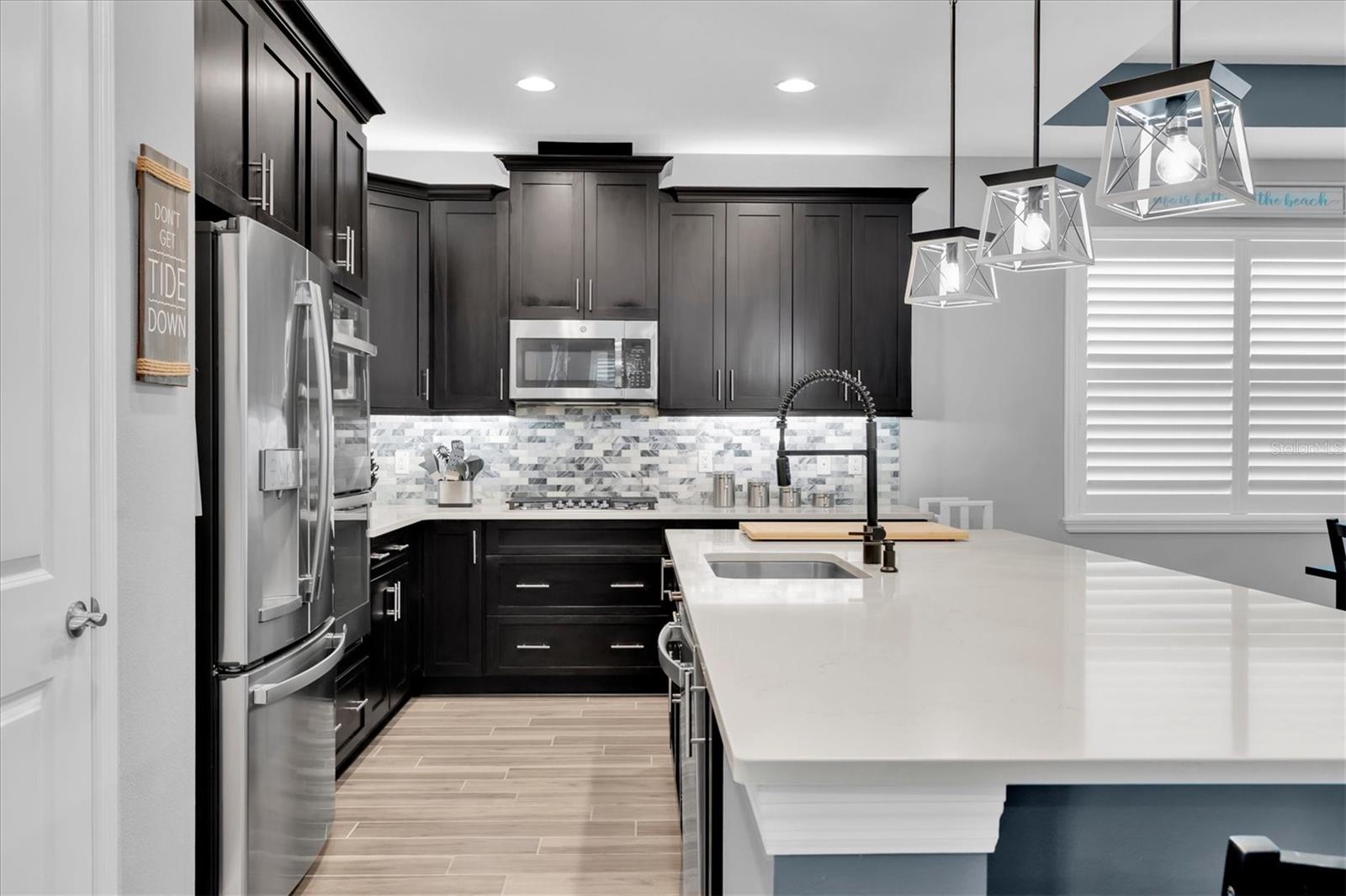 GAS COOKTOP & DOUBLE OVENS WILL MAKE ENTERTAINING SEEMLESS