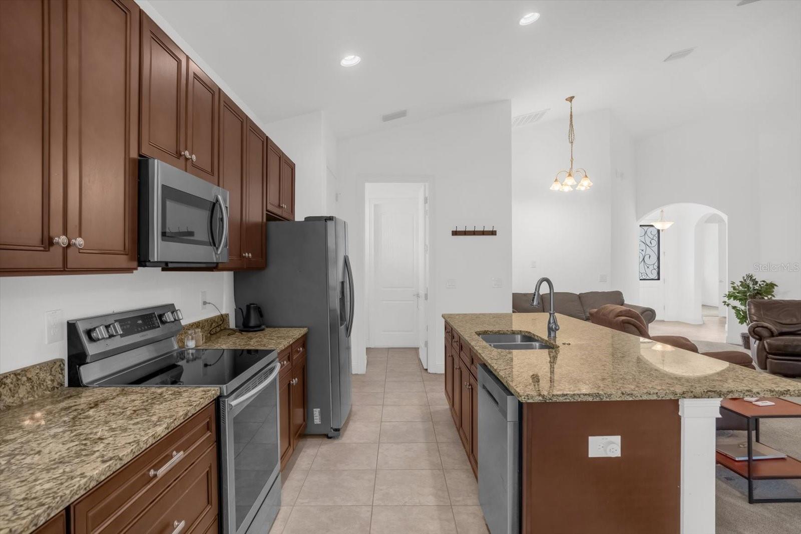 699 S DIXIE DR, HOWEY IN THE HILLS, FL, 34737