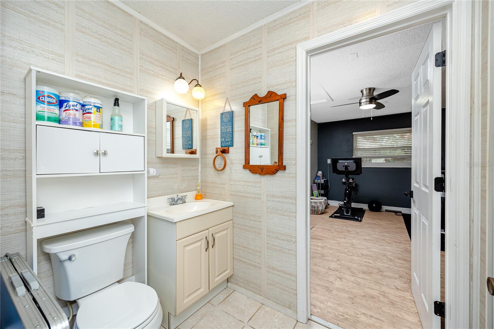 Full pool bath with bonus room