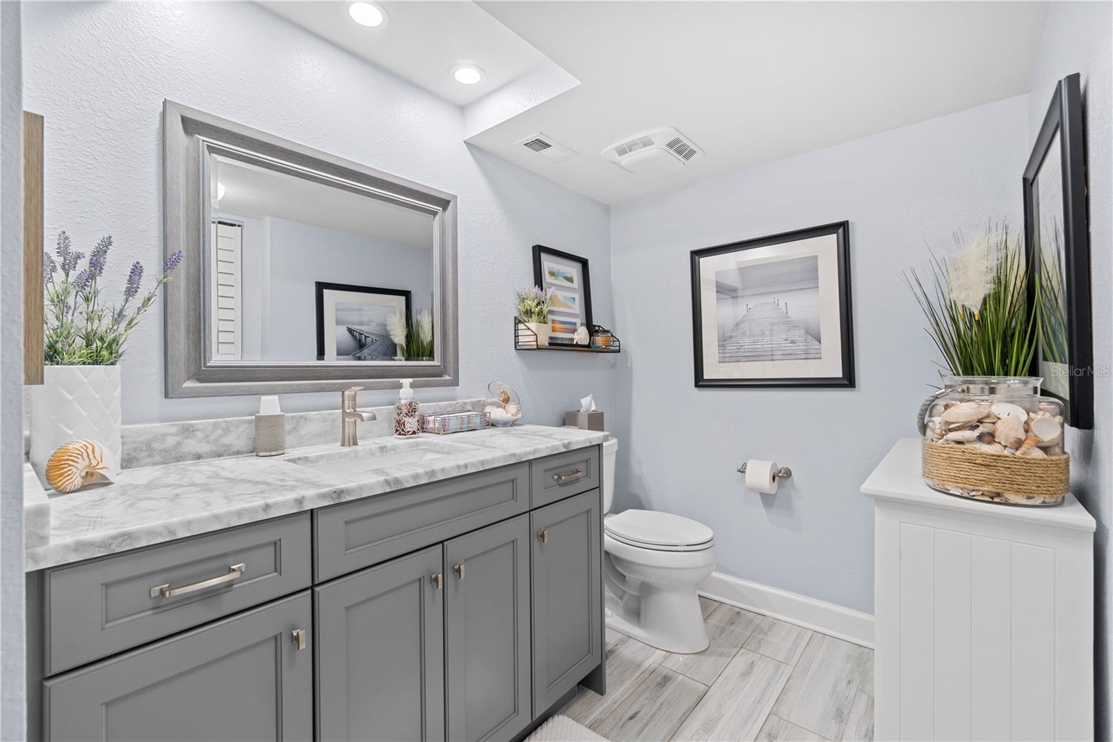 bathroom #1 - guest half