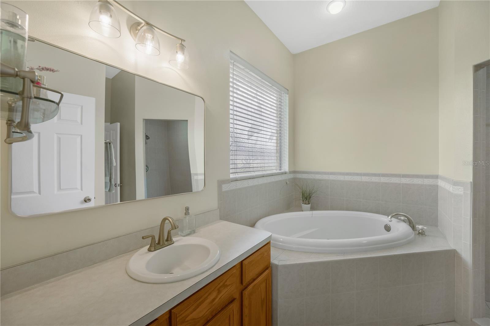 Primary en-suite bath