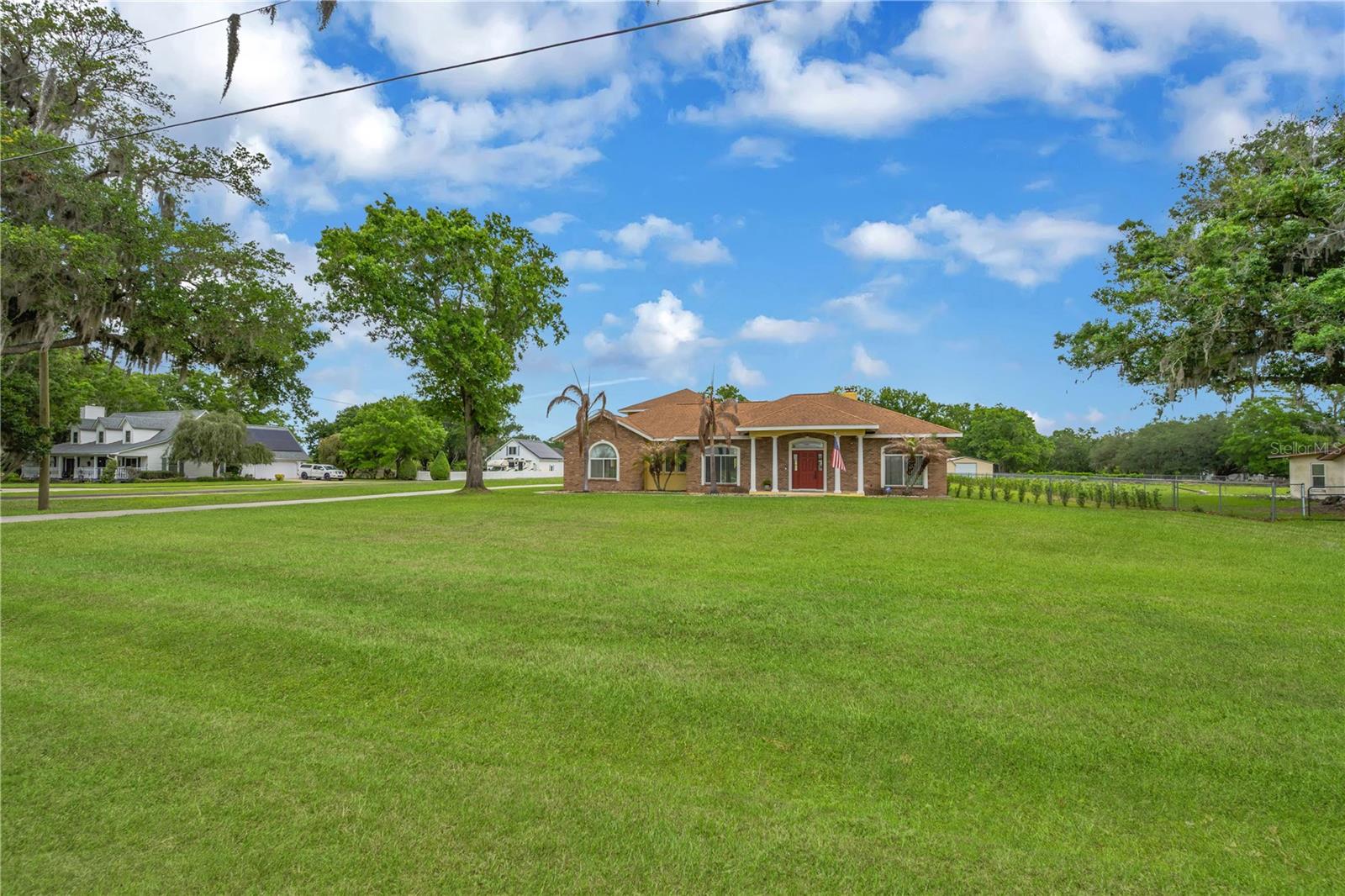 Huge front yard too!