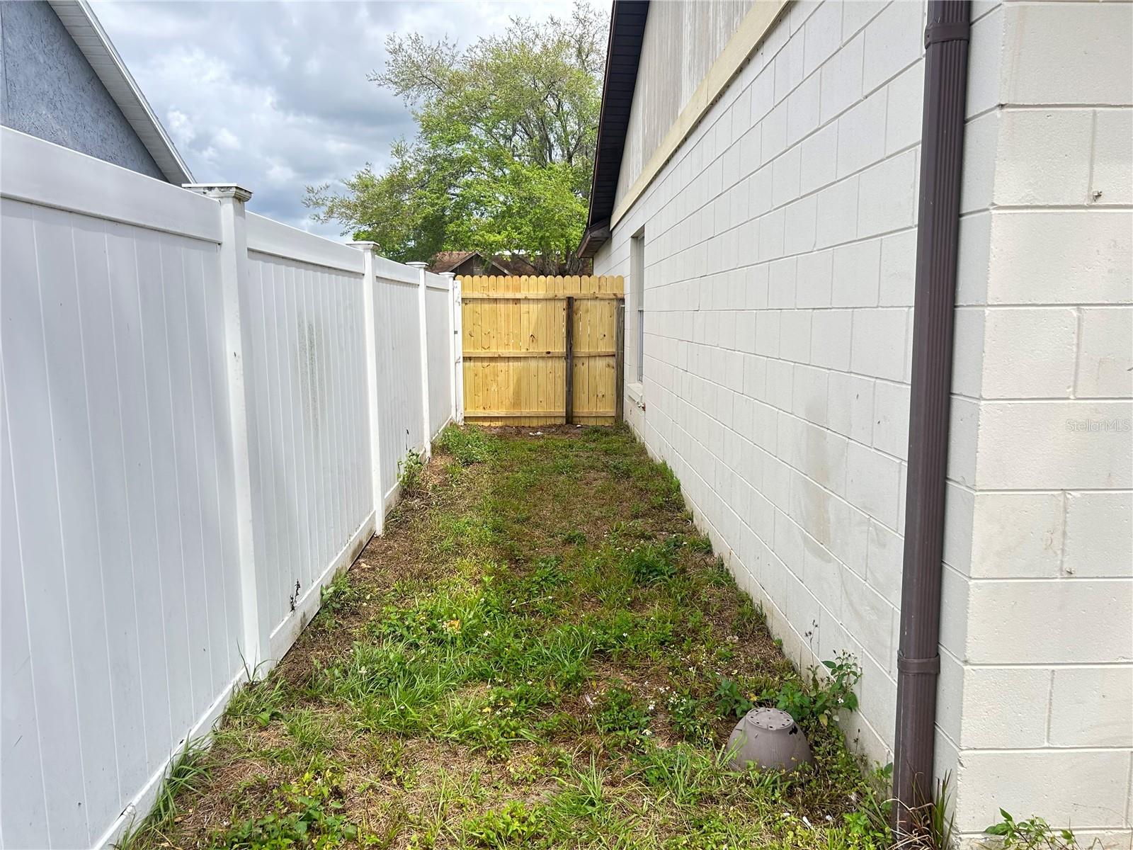 8960 VALENCIA GARDENS DR, ORLANDO, FL, 32825