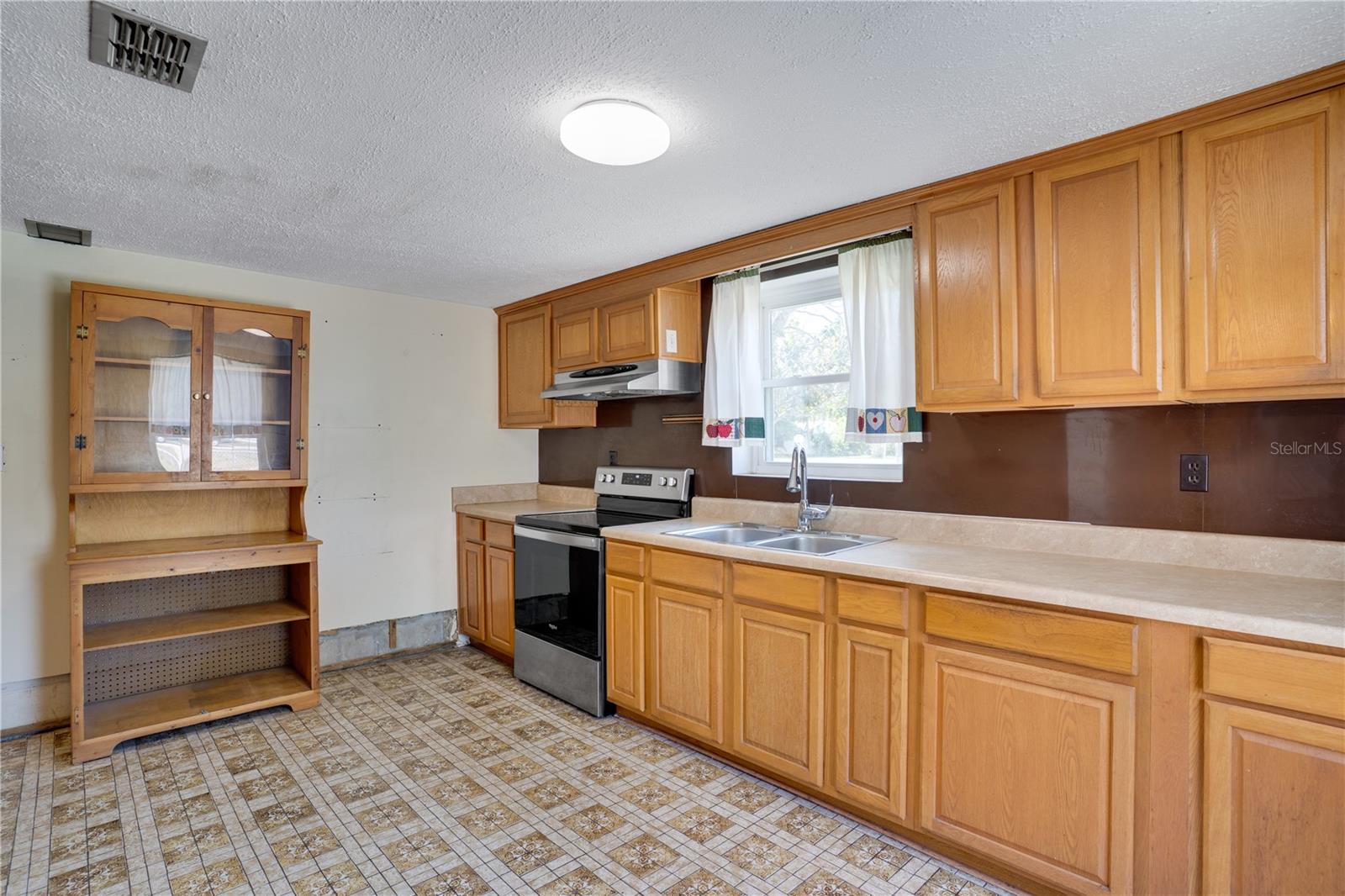 701 61ST AVE NE, ST PETERSBURG, FL, 33703
