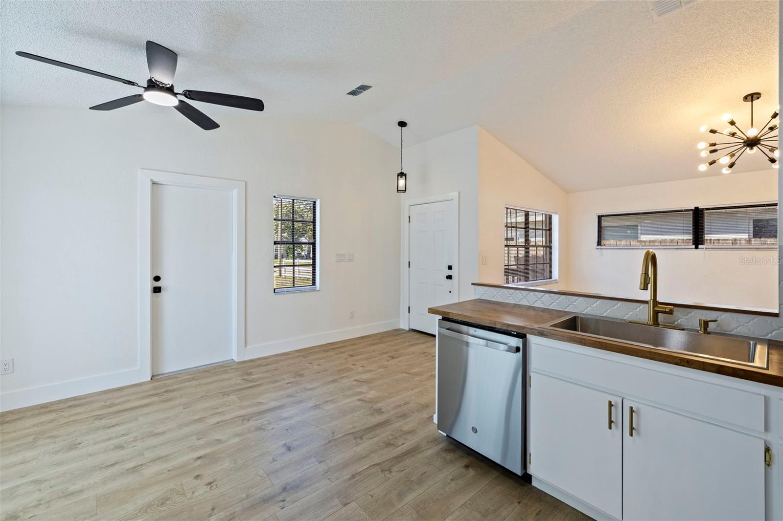 6401 69TH AVE N, PINELLAS PARK, FL, 33781