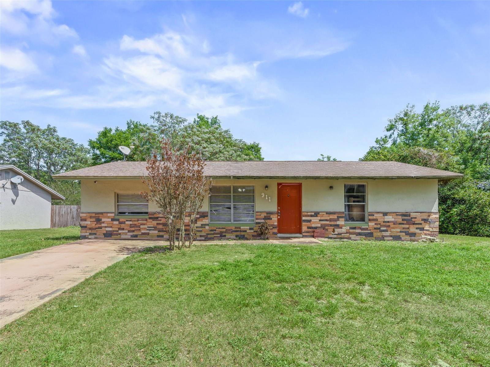 911 JACARANDA DR, LADY LAKE, FL, 32159