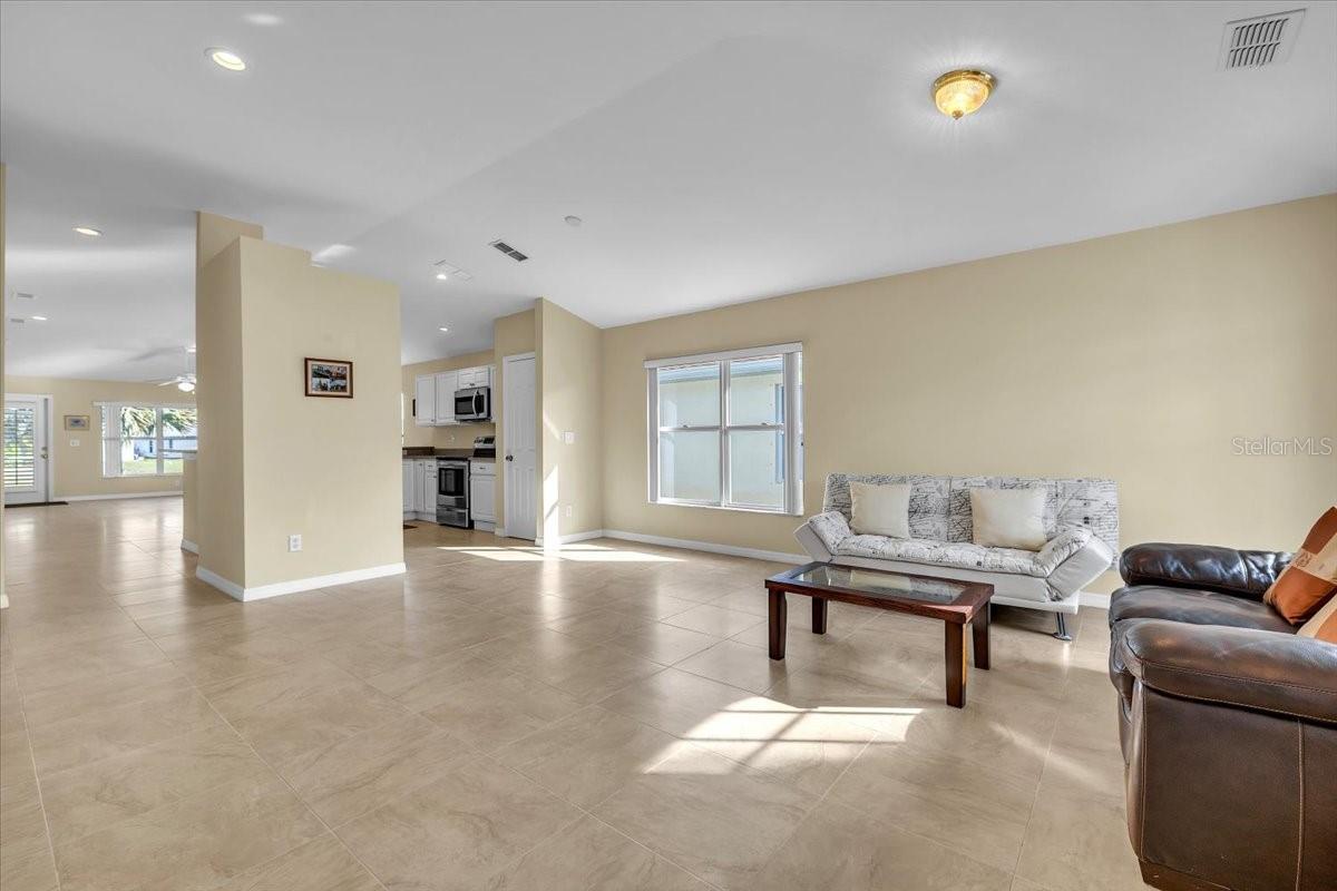 8571 GASSNER WAY, LEHIGH ACRES, FL, 33972