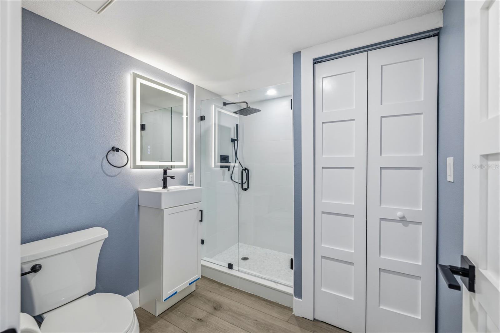 Guest bath w laundry closet