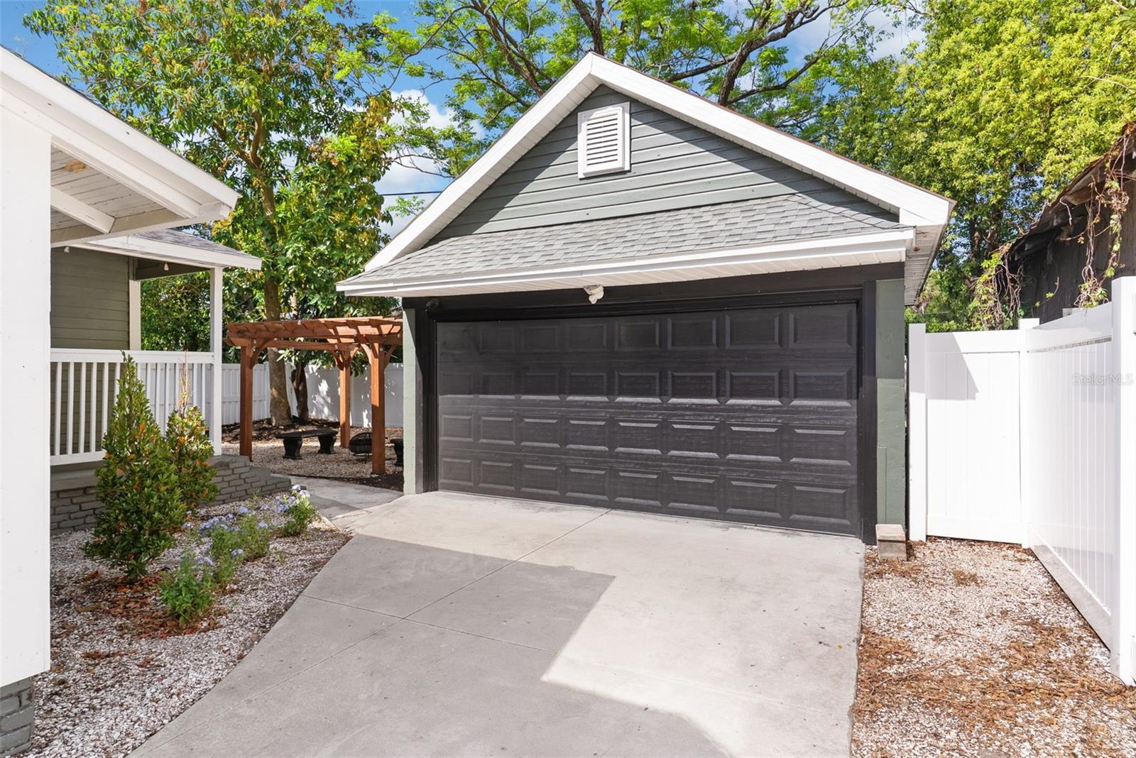 detached garage