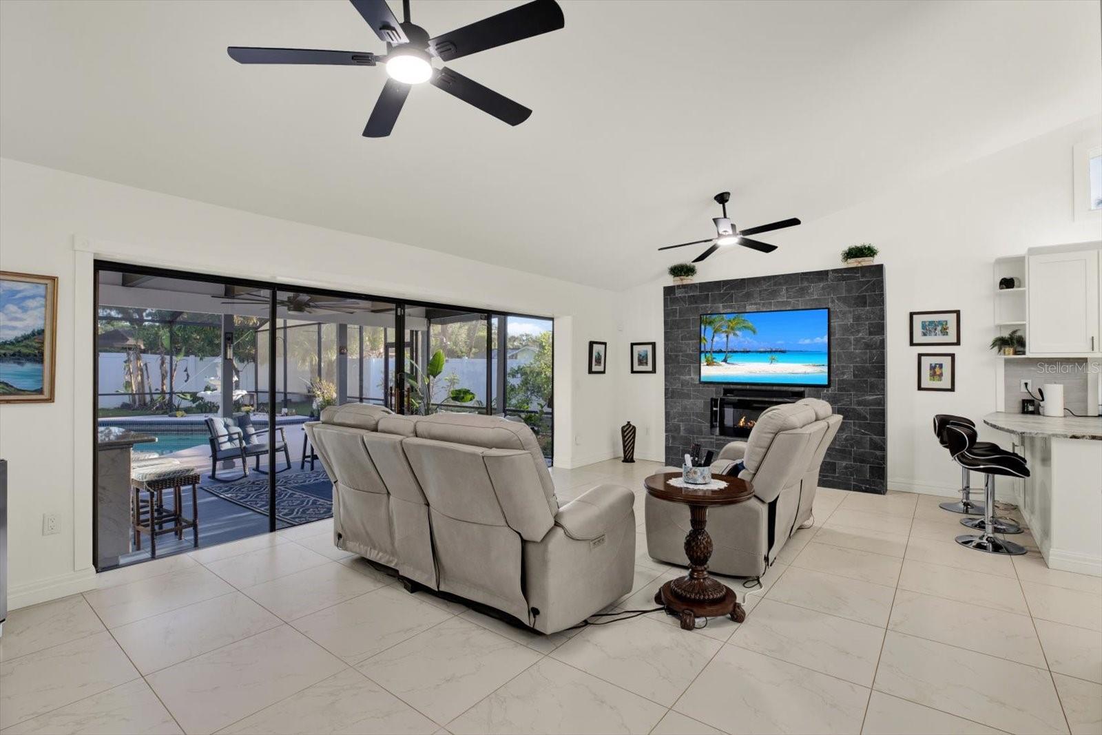 4303 MIDDLE LAKE DR, TAMPA, FL, 33624