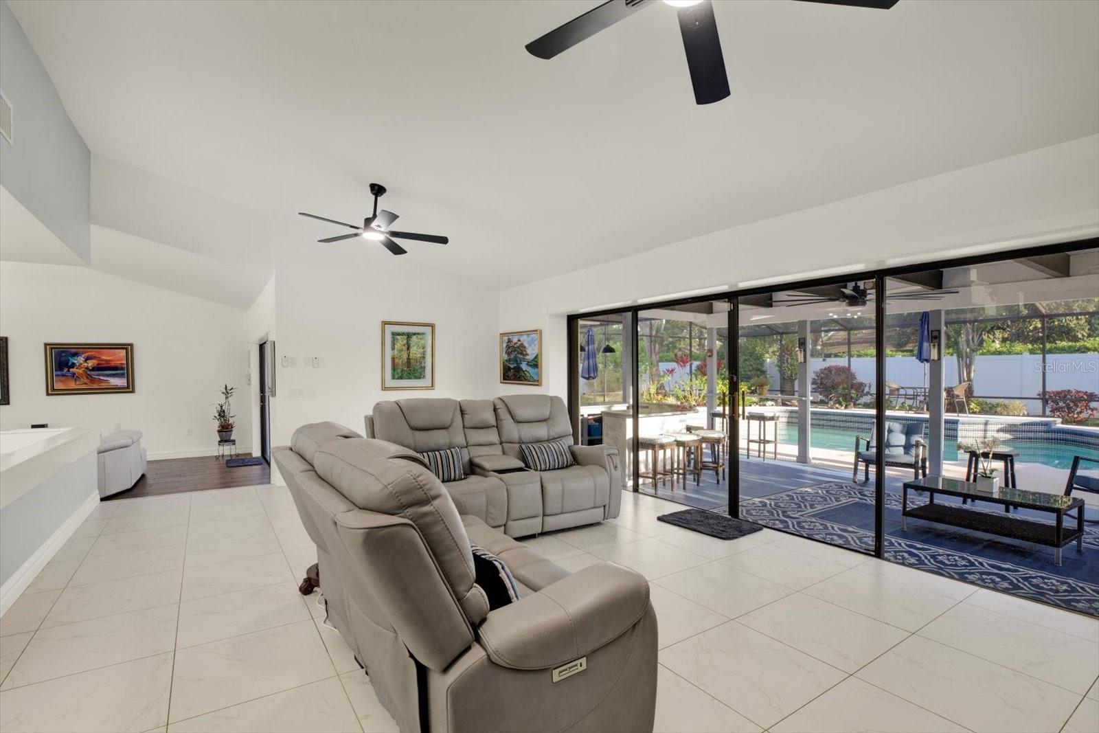 4303 MIDDLE LAKE DR, TAMPA, FL, 33624