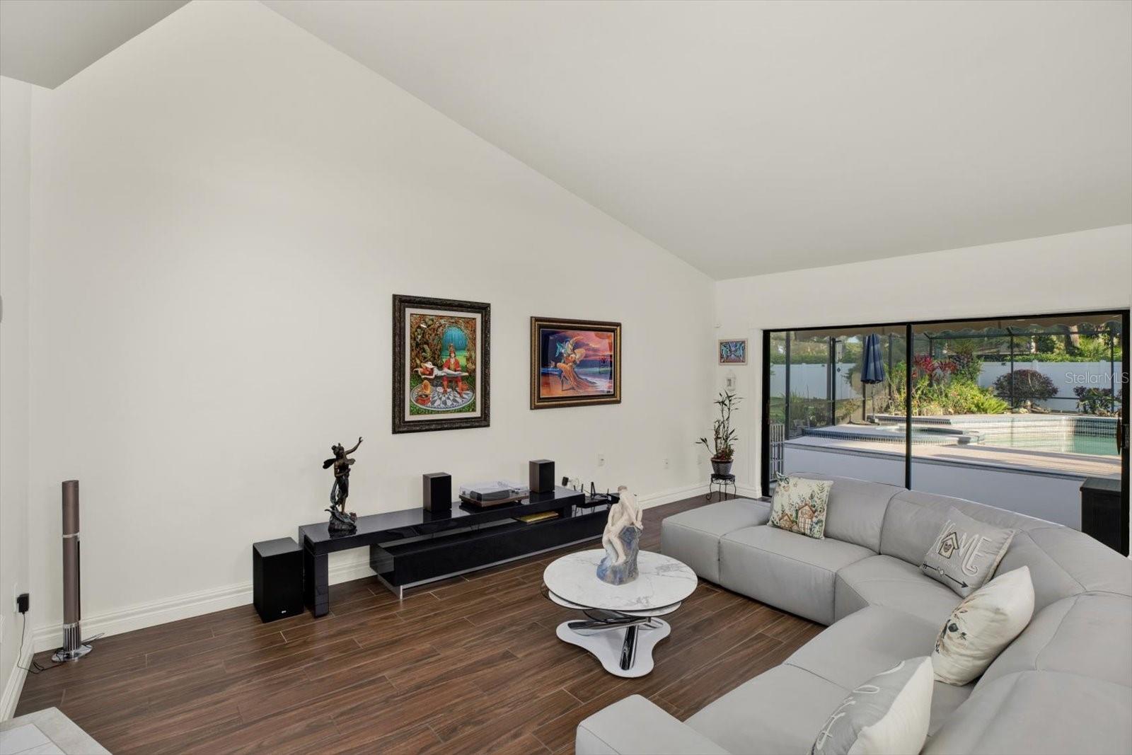 4303 MIDDLE LAKE DR, TAMPA, FL, 33624