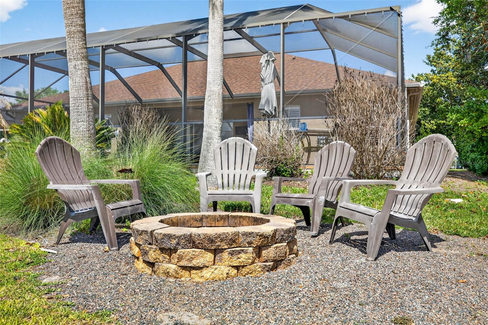 Entry cocktails and watch the golfers with a fire