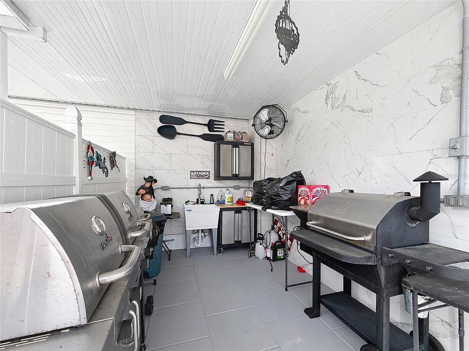111 MARK AVE, LADY LAKE, FL, 32159