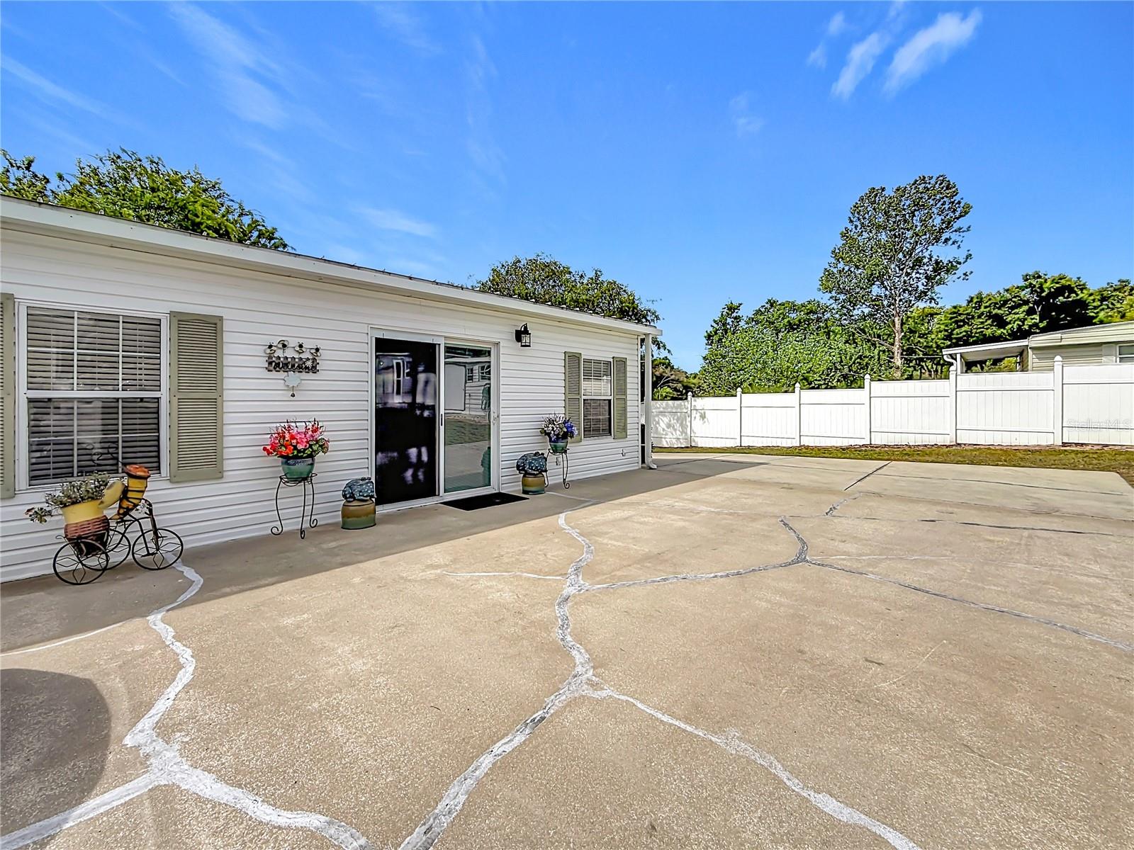 111 MARK AVE, LADY LAKE, FL, 32159