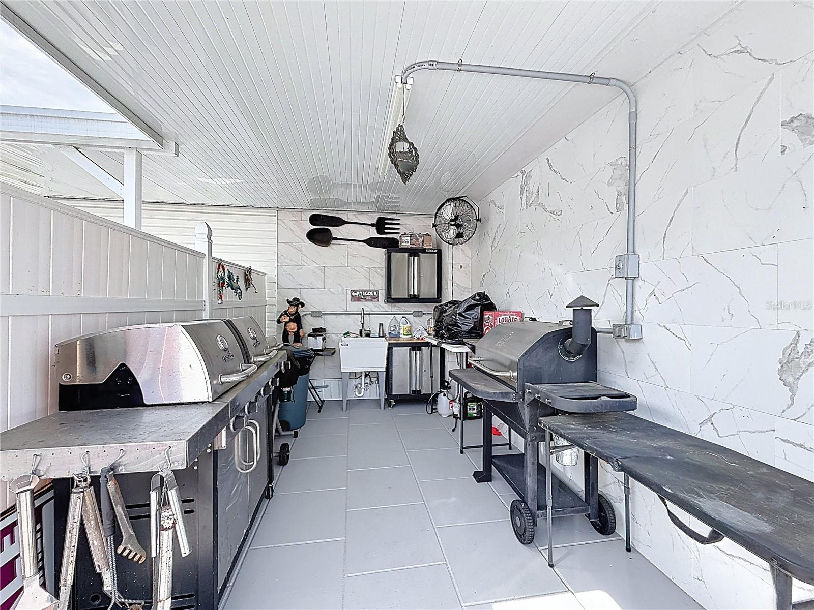 111 MARK AVE, LADY LAKE, FL, 32159