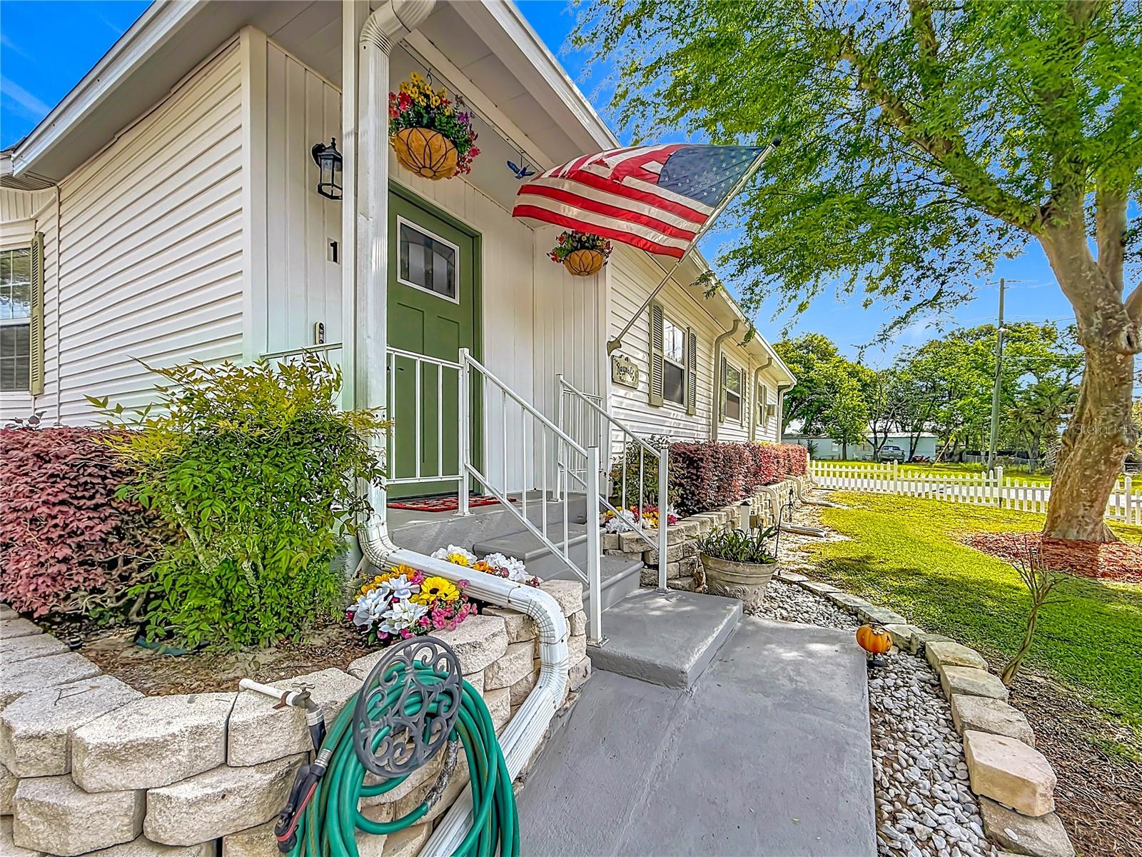 111 MARK AVE, LADY LAKE, FL, 32159