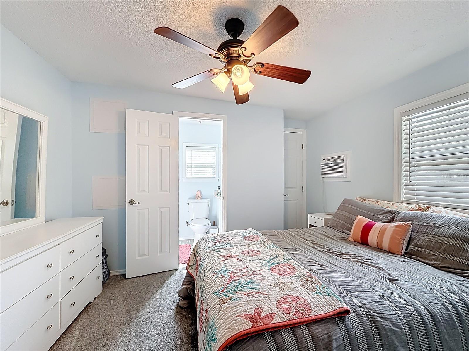 111 MARK AVE, LADY LAKE, FL, 32159