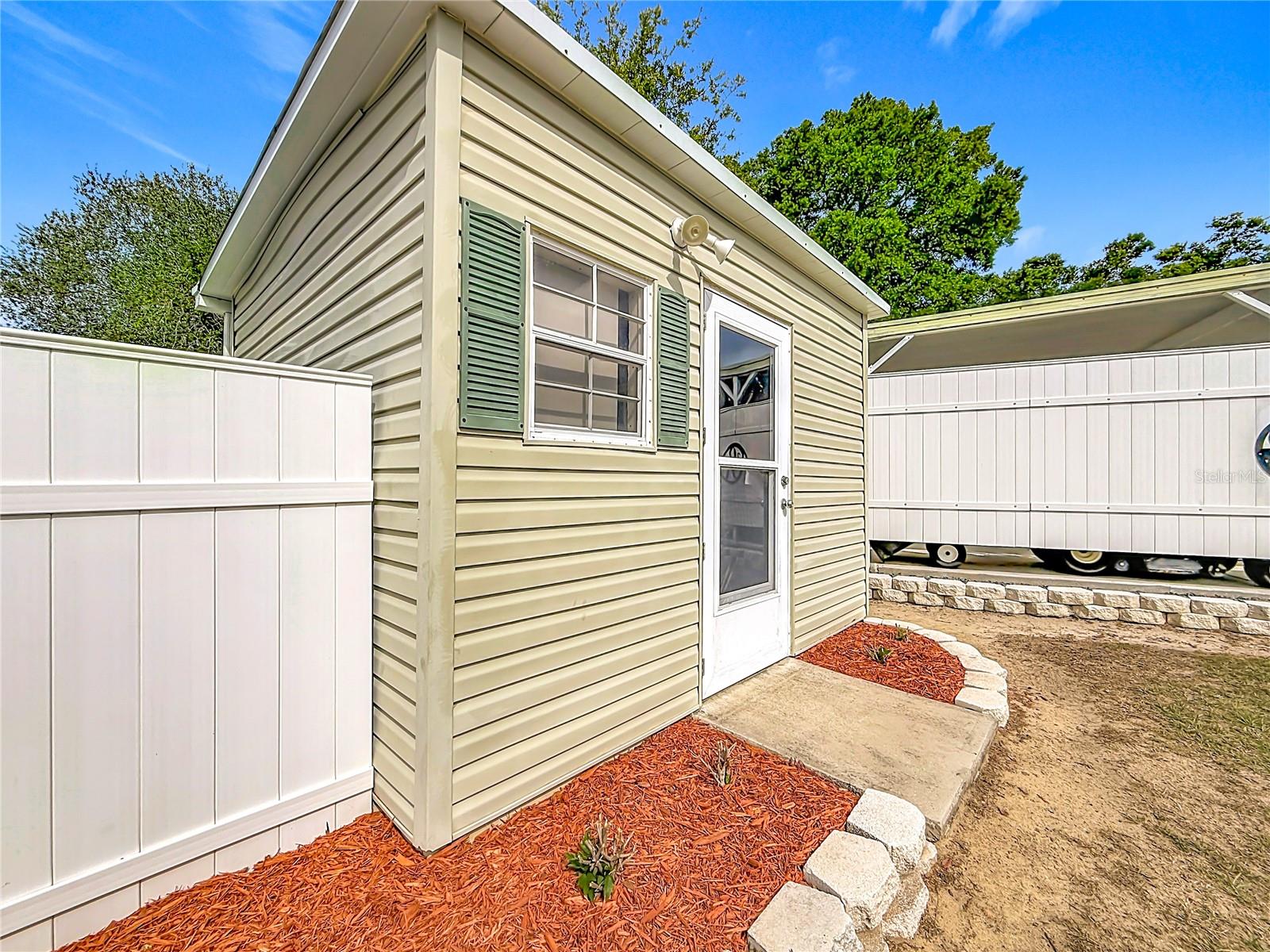 111 MARK AVE, LADY LAKE, FL, 32159