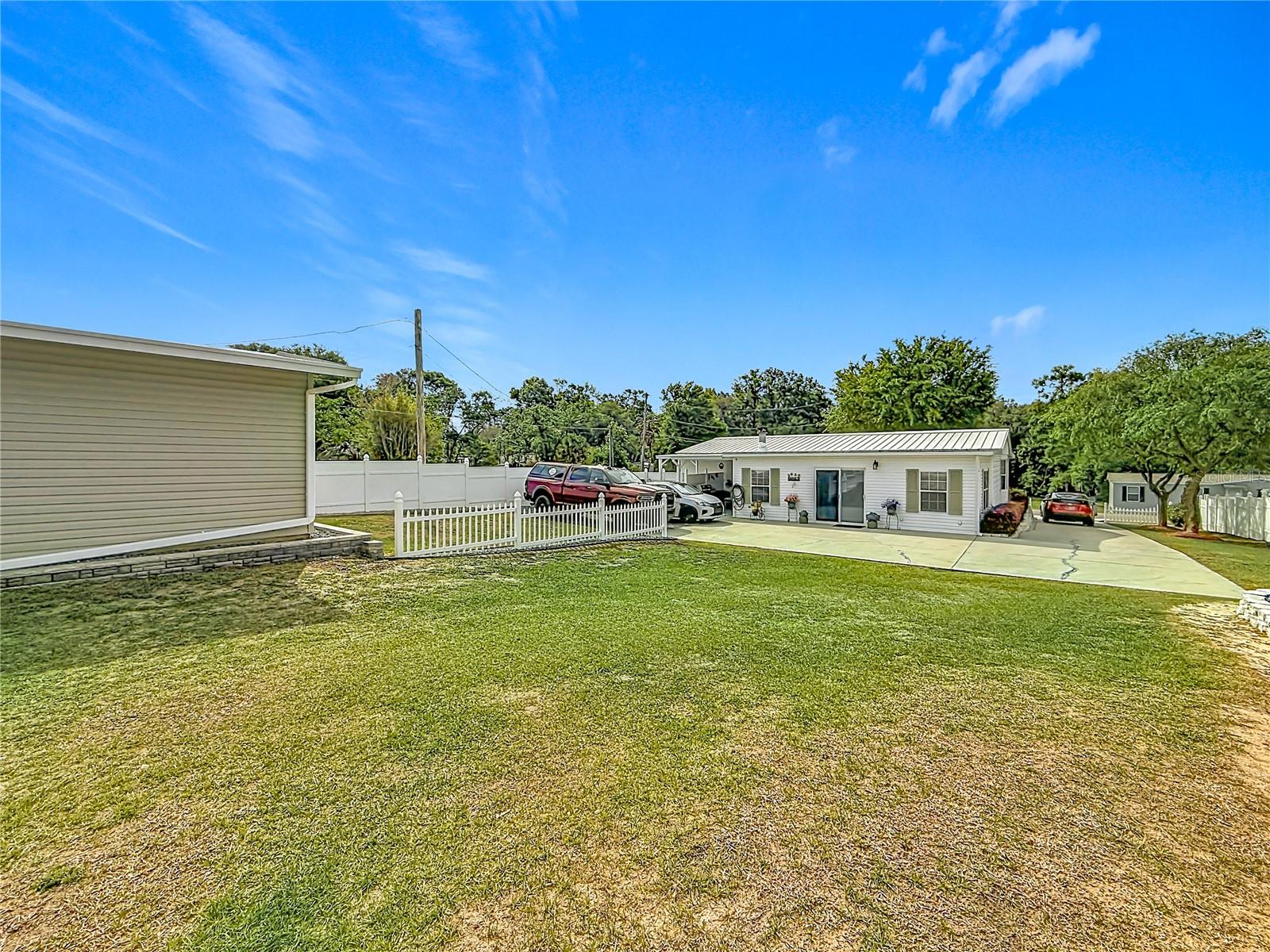 111 MARK AVE, LADY LAKE, FL, 32159