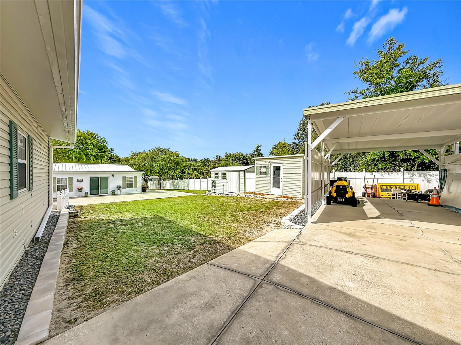 111 MARK AVE, LADY LAKE, FL, 32159