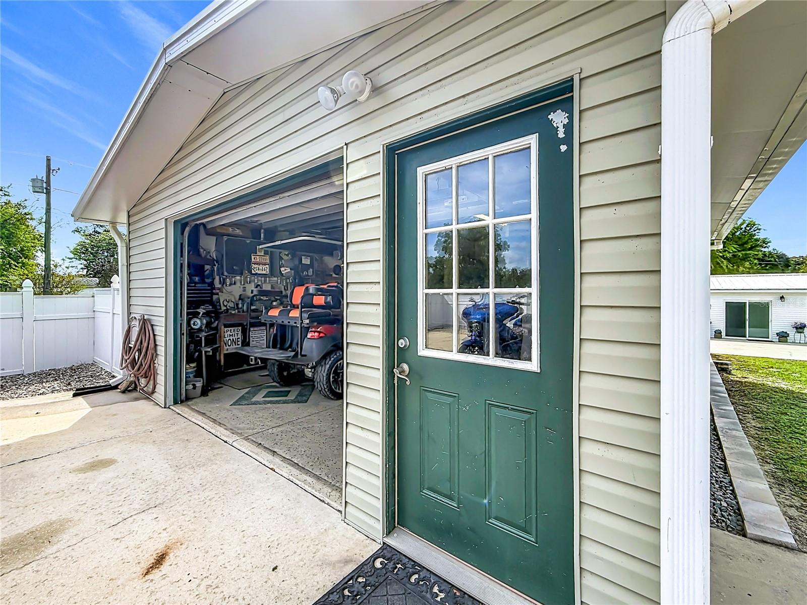 111 MARK AVE, LADY LAKE, FL, 32159
