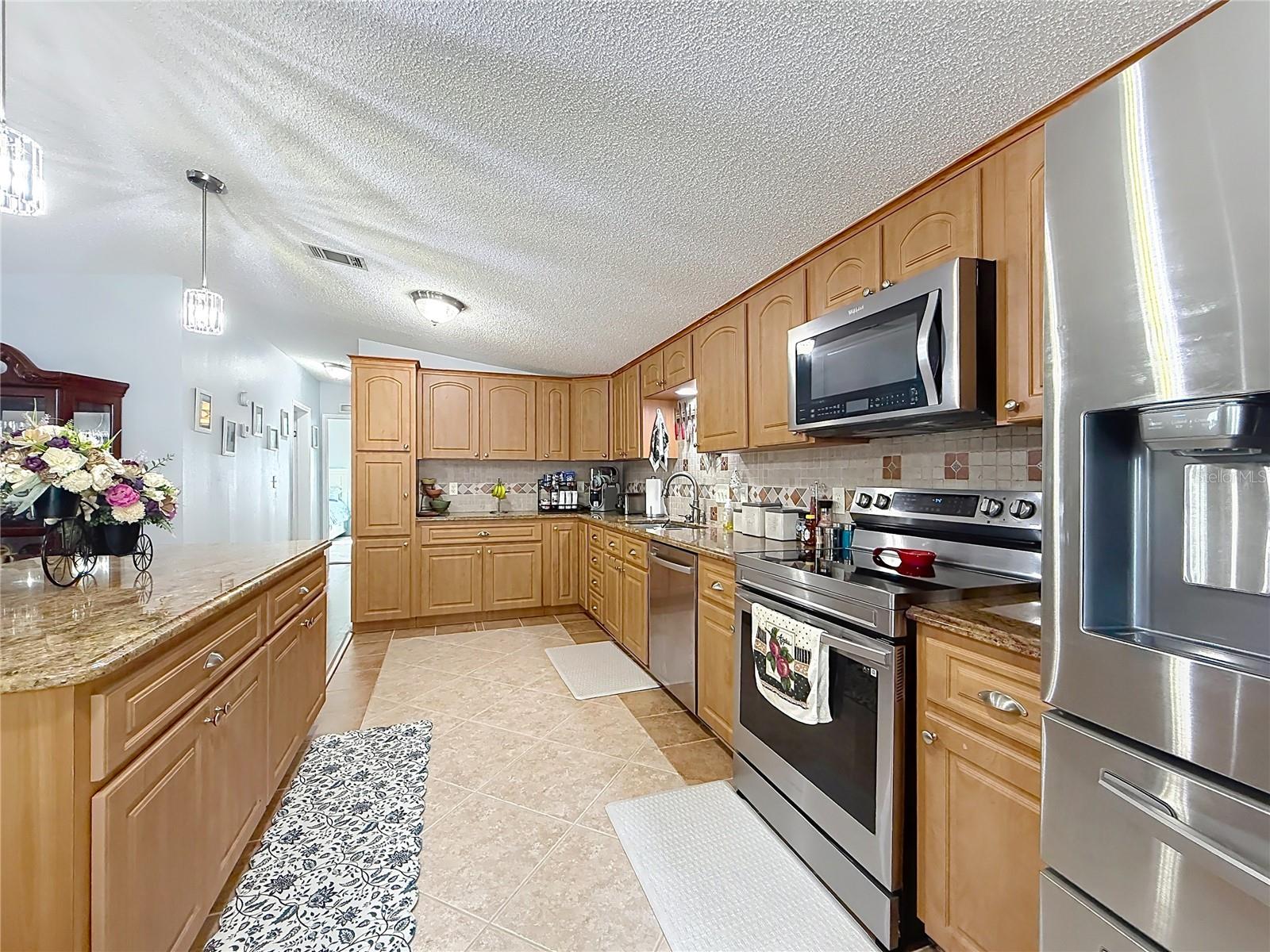 111 MARK AVE, LADY LAKE, FL, 32159
