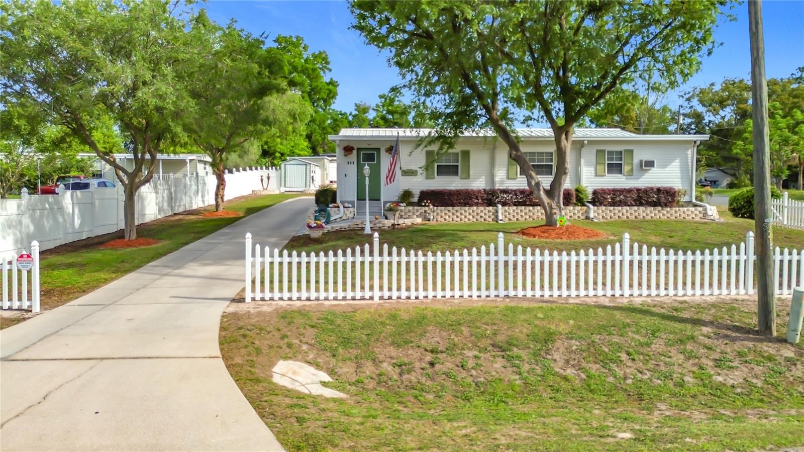 111 MARK AVE, LADY LAKE, FL, 32159