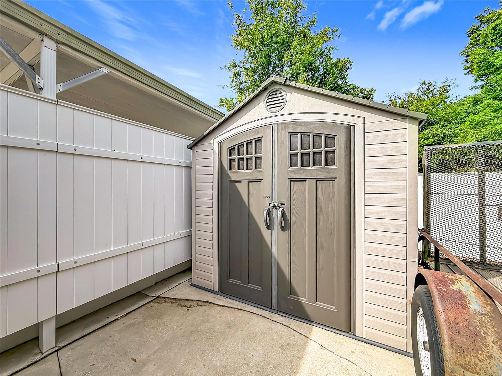 111 MARK AVE, LADY LAKE, FL, 32159