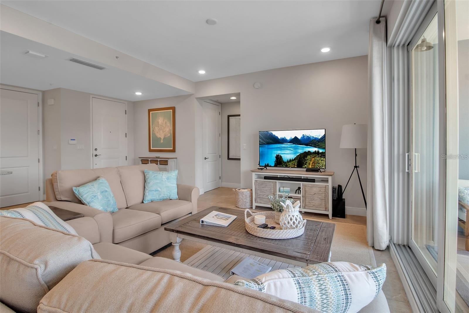376 ARUBA CIR #301, BRADENTON, FL, 34209